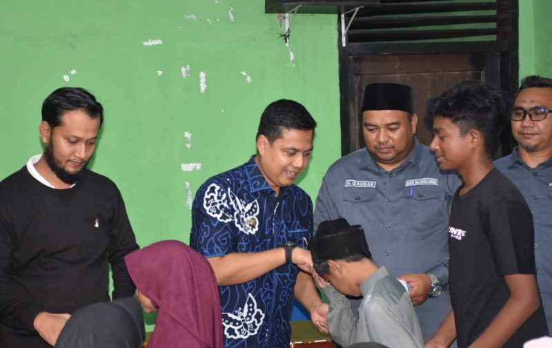 Keterangan foto: Wali Kota Langsa, Jeffry Sentana S. Putra, S.E., didampingi Ketua Baitul Mal Kota Langsa, Tgk. H. Muamar Qausar, menyerahkan santunan kepada anak yatim piatu di Kota Langsa.