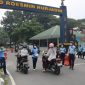 Keterangan foto : Personil TNI AU, membagikan Masker kepada masyarakat yang lewat di Jl. Adi Sucipto