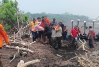 Keterangan foto: Personel TNI AL bersama Basarnas mengevakuasi korban yang terseret arus dan gelombang laut di Pantai Senekip, Desa Teluk Pambang, Bengkalis.
