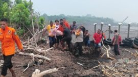 Keterangan foto: Personel TNI AL bersama Basarnas mengevakuasi korban yang terseret arus dan gelombang laut di Pantai Senekip, Desa Teluk Pambang, Bengkalis.

