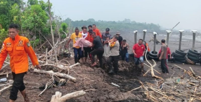 Keterangan foto: Personel TNI AL bersama Basarnas mengevakuasi korban yang terseret arus dan gelombang laut di Pantai Senekip, Desa Teluk Pambang, Bengkalis.
