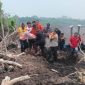 Keterangan foto: Personel TNI AL bersama Basarnas mengevakuasi korban yang terseret arus dan gelombang laut di Pantai Senekip, Desa Teluk Pambang, Bengkalis.
