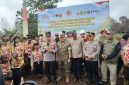 Keterangan Foto : Kepala Badan Pemelihara Keamanan (Kabaharkam) Polri Komjen Pol. Dr. Herry Heryawan, S.I.K., M.H., M.Hum., bersama Pangdam XIX/Tuanku Tambusai Mayjen TNI Dr. Agus Hadi Waluyo, S.A.P., M.M., CHRMP, saat kegiatan Penanaman Sejuta Pohon Menuju Indonesia Asri di kawasan Zamrud Km 83, Kecamatan Dayun, Kabupaten Siak.