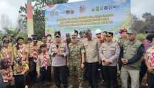 Keterangan Foto : Kepala Badan Pemelihara Keamanan (Kabaharkam) Polri Komjen Pol. Dr. Herry Heryawan, S.I.K., M.H., M.Hum., bersama Pangdam XIX/Tuanku Tambusai Mayjen TNI Dr. Agus Hadi Waluyo, S.A.P., M.M., CHRMP, saat kegiatan Penanaman Sejuta Pohon Menuju Indonesia Asri di kawasan Zamrud Km 83, Kecamatan Dayun, Kabupaten Siak.
