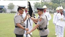 Keterangan foto : Serah Terima kepemimpinan Polda Riau dari Herry Heryawan kepada Arman Achdiat sebagai Kapolda Riau yang baru.
