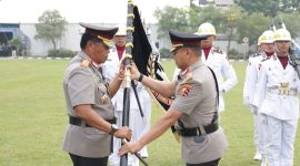 Keterangan foto : Serah Terima kepemimpinan Polda Riau dari Herry Heryawan kepada Arman Achdiat sebagai Kapolda Riau yang baru.