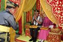 Keterangan foto : Ketua Umum Majelis Kerapatan Adat (MKA) LAMR, Yang Mulia Datuk Seri Raja Marjohan Yusuf, melaksanakan prosesi Tepuk Tepung Tawar kepada Kapolda Riau, Irjen Pol Arman Achdiat.