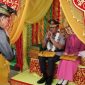 Keterangan foto : Ketua Umum Majelis Kerapatan Adat (MKA) LAMR, Yang Mulia Datuk Seri Raja Marjohan Yusuf, melaksanakan prosesi Tepuk Tepung Tawar kepada Kapolda Riau, Irjen Pol Arman Achdiat.