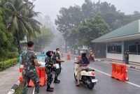 Keterangan foto: Personel TNI AU membagikan masker kepada masyarakat di depan gerbang masuk Lanud Roesmin Nurjadin, Pekanbaru.(dok.ist)